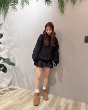 Yu Serizawa Instagram - ・

本日のせりざわゆーちゃん！
ネトサありがとう！2025年も仲良くしてね🤤

私服
パーカー　@supremenewyork 
スカート　@epineofficial 
ブーツ　@ugg 

ミニスカ全然はく30代だよ！でもお尻寒かった！🐒❄️

#黒パーカーは
#とにかく猫の毛がつく
#にゃん