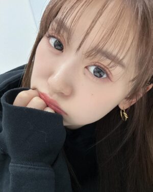 Yu Serizawa Instagram - ・

本日のせりざわゆーちゃん！
ネトサありがとう！2025年も仲良くしてね🤤

私服
パーカー　@supremenewyork 
スカート　@epineofficial 
ブーツ　@ugg 

ミニスカ全然はく30代だよ！でもお尻寒かった！🐒❄️

#黒パーカーは
#とにかく猫の毛がつく
#にゃん