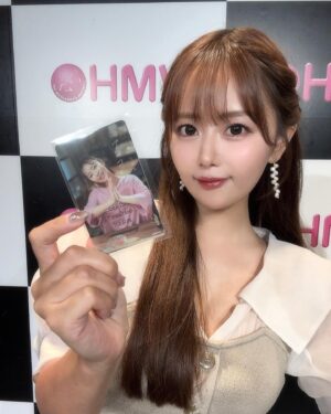 Yuka Iguchi Instagram - 🤎🤍🤎🤍
2024年10月19日(土)
㊗️写真集「MORE MORE MORE」４刷！
そして🆕デジタル写真集🆕
「Another Side」と「アンコール」同時発売！！！！

発売記念イベントありがとうございました🥰

コロナ禍で太りまくって色々誤魔化すばかりだった人生から
去年、決死の食事見直しとダイエットとトレーニングをして
心も身体も環境もお仕事の幅も大きく変わった１年でした。

食べることが好きすぎるわたしにとって
肉体改造は本当に大変な１年だったけど
ぐーたらぐーたらしていたあの頃
去年の今頃では想像できなかった
素敵な未来が待っていました！！
頑張って本当によかったです☺️

支えてくださったスタッフの皆さん、
ジムのトレーナーさん、家族、友達、
まわりの皆さんのおかげで変われました。
トレーニングのたのしさにも目覚めました。

ジムの先生ーーー！ありがとうーーーーーー！！！！✨

いまはもう誤魔化して生きたりしないで
まっすぐ胸を張って生きていける気がします🐥✨
（鍛え上げたおしりもﾌﾟﾘﾌﾟﾘ振って生きていける気がします！₍₍ 🍑 ⁾⁾ ）

アラフォー突入36歳
お肌も人生も曲がり角
一寸先は闇👻🪡！！！

そんな人生のさなか、まさかこの１年で
写真集１冊、デジタル写真集３冊（週プレさん含む）発売！
そして写真集は４刷りもするなんて！！すすすごい！！！！

今までずっと変化が怖くて現状維持派だったけど
現状維持って頑張っているようで緩やかな退化で
いまに満足しないで、もっと前に進んでいきたい！
変わっていきたい！成長していきたい！挑戦していきたい！
と、改めて生きる頑張る心に火をつけてもらえました🧨❤️‍🔥

変わるきっかけをくれた @mygirl__official さん
本当に本当に感謝しています。ありがとうございます😭✨

#文章長ぁ

これからも声優として挑戦できることすべて
全力で、心を込めて、誠心誠意頑張ります💪☺️❤️‍🔥

#要約すると２行

✨hair and make @nozaking42 ✨
✨stylist @yoco.ooo ✨

だいすきなお二人に仕立ててもらえて
最高に幸せな日でした🤩🫶💛💛💛

ワンピース @snidel_official
靴 @dianashoespress
ピアス @ohrorajewelry
リング @__ripsalis__

カラコンは @majetteofficial の #ミスドール でした💓