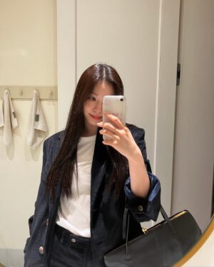 Yuna Kim Instagram - 거셀존됐넹🤳🌼 2024 안녕 2025 💕