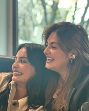 Yuri Vargas Instagram - Hoy recibo a Olga Lucía, este personaje que nos hizo soñar tanto a ambas, con todo el amor y respeto. Gracias, hermana mía, por dejarme la vara alta, jejeje. Y más que eso, por soñar en equipo y hacerlo realidad.
Estoy feliz de ver, con el paso de los años, la mujer en la que te has convertido, y la disciplina y respeto que le pones a cada historia.
Debo confesarte que amo, disfruto y admiro verte actuar, y no sabes lo mucho que me divertí viéndote como Olga Lucía joven. Ahora disfruten de esta etapa adulta que viene con un sinfín de emociones, situaciones y aprendizajes que tocarán sus corazones. 
Quiero agradecer a nuestra oficina de manager @actorandmanager por hacer esta gestión y soñar de nuestra mano 🙌🏻 
#DaríoGómez @majovargas1 @canalrcn @estudiosrcn