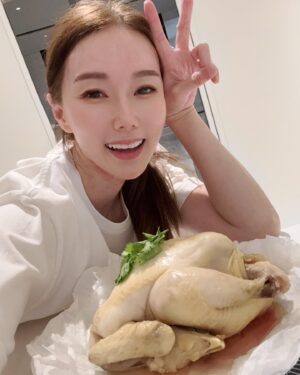 Yvonne Lim Instagram - Moving back and settling down has been such a whirlwind, especially with Chinese New Year just around the corner! 🌸
Panic mode kicks in when I think about what to prepare for reunion dinner. 😅 
But don’t worry—if you’re looking to impress your family or need ideas for a delicious centerpiece dish, I’ve got you covered!🙌🏻

Sharing my recipe for Salt Baked Chicken, a dish so yummy I could finish it all by myself. 😋 Perfectly juicy, flavorful, and festive—this will definitely win hearts at your table! 🧧✨

搬家和准备过年真的忙到有点喘不过气..再加上每次想到年夜饭要准备什么都会有点小崩溃..😅
虽然忙碌但还是想着大家，如果你们跟我一样，不知该准备什么年夜菜...别担心！🙌🏻
今天跟大家分享一道我超爱的菜——盐焗鸡！香嫩入味，好吃到可以一个人吃完整只鸡！😋

✨ CNY Salt Baked Chicken 年菜盐焗鸡 ✨
Ingredients:
	•	1 whole chicken
	•	3 pcs Dang Gui (soaked until soft and cut into pieces)
	•	1.5 to 2 tablespoons Salt (adjust to chicken size)
	•	1/2 tsp Sesame oil
	•	1/2 tbsp Hua Diao Wine
	•	3 Ginger slices
	•	Shallots
	•	Garlic
	•	Spring onions

The magic:
1️⃣ Wash and dry the chicken, removing any unwanted parts.
2️⃣ Fry the salt over low heat until it turns slightly yellowish. Rub the salt over the chicken surface, and some inside the chicken. Let it rest for 20 minutes to dry the skin.
3️⃣ Pour sesame oil and Hua Diao wine into the chicken cavity.
4️⃣ Insert ginger slices, garlic, shallots, spring onions, and the Dang Gui pieces inside, along with the chicken feet.
5️⃣ Wrap the chicken tightly with baking paper and tie it firmly with hemp rope.
6️⃣ Let it marinate for 40 minutes.
7️⃣ Steam the chicken in a steamer oven for 45-50 minutes.
8️⃣ Unwrap and voila! Enjoy your Salt Baked Chicken! 

Have a good Reunion dinner！㊗️大家家和万事兴，团圆共美满！🧧
@miele