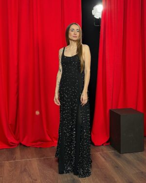 Zahara Instagram - Estos tres días en Granada han sido de una intensidad bestial, como si hubiese sido un año entero con todas sus estaciones.

Desde que me llamaron para proponerme cantar en el Inmemoriam hasta que ayer salimos al escenario del Palacio de Congresos de Granada, hemos trabajado para acompañar un momento tan importante dentro de la gala, con todo el respeto y el amor posible. Para mí ha sido un sueño haber podido reinterpretar «Si tú no estás» de Rosana desde mi prisma, y hacerlo rodeada de mis amigas. Tocar en directo en la televisión pública durante siete minutos no es algo que pase muy a menudo, así que gracias infinitas @rtve @gestmusic y @academiadecine por hacerlo posible, por confiar en mí y por trabajar tan duro sorteando todas las dificultades. Y qué suerte haber podido conocer a @ucancallmedora y sentir su energía. Vaya jefaza estás hecha, amiga. Mi admiración y cariño para siempre. Qué maravilla.

Gracias, @mdmovidas, por apuntarte a lo que te propongo, por tu arpa que es de locardos, por ser como eres, por tus camisetas flipantes y por cuidar de mis pies 💁‍♀️.

Gracias, @perarnauiv, por transmitirme tanta calma, por hacerme sentir siempre que todo va a ir bien.

Gracias, @sergio_vufalo y @pelirose, por trabajar tantísimo, por solucionar cada marrón y por ser como sois. Os quiero infinito. 

Gracias, @william_warrior, por ser mi Paquita Salas estos tres días. Eres el mejor y punto.

Gracias a @estelabenitez_stylist por los lookasos. A @habeyclub por los vestidos, a @palomabarcelo por los zapatos y a @luxenteroficial por los pendientes. Total look @perarnauiv @cosstores.

Y a mijo, por el anillo 🥲

Gracias, @burdampi, por cuidarme tanto y hacerme sentir como una diosa con @lorealpro @rimmellondones y @extensionmania.

Guardaré lo vivido estos días en una estantería bien bonita de mi cerebro.