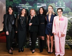 Zeynep Ozbatur Atakan Instagram - Sabancı Vakfı 9. Kısa Film Yarışması’nın ödülleri sahipleriyle buluştu. 🏆

#ÇokGöçOlmadanÇek çağrımıza kulak verip, kısa filmleri ile yarışmamıza başvuran tüm yönetmenlere sonsuz teşekkürler! 🎬

Her yıl olduğu gibi bu yıl da toplumun önemli sorunlarından birine işaret eden çok değerli eserlerle buluştuk, sektörün profesyonelleri ile dolu dolu iki gün geçirdik ve ödül törenimizle birlikte 9. Kısa Film Yarışması’nın sonuna geldik. 🎞️

İşte kazanan filmler:

🥇Birincilik Ödülü: Son Yuva - Hasan Hüseyin Alkan
🥈İkincilik Ödülü: Beyaz Geceler - Çağrı Erdoğdu
🥉Üçüncülük Ödülü: Minare - Turan Güngör 
🎖️Mansiyon Ödülü: Ardımızda Kalanlar - Muhammed Emin Çırçır & Mahmut Enes Şahin 
🎖️Sosyal Etki Ödülü: Son Yuva - Hasan Hüseyin Alkan

Değerli jüri üyelerimize, konuklarımıza, yönetmenlerimize ve heyecanımızı paylaşan herkese teşekkür ederiz. 💙

@hasanalkan.06
@cagrierdogdu
@turan_gngr
@enesahin0
@emintzsche 

@guler.sabanci
@nevgulbilselsafkan
@zeynepatakan
@yektakopan 
@loonybinsblog
@akgun_su_ilhan
@selinunal_su

@omuratay
@sarkacimbalova
@burcubiricik
@borankuzum
@francine_hr_fitness 

#SabancıVakfı #ÇokGöçOlmadanÇek #İklimGöçü #KısaFilm