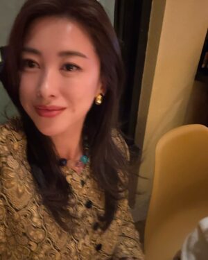 Zhu Zhu Instagram - 蛇年大吉🥂