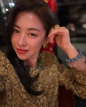 Zhu Zhu Instagram - 蛇年大吉🥂
