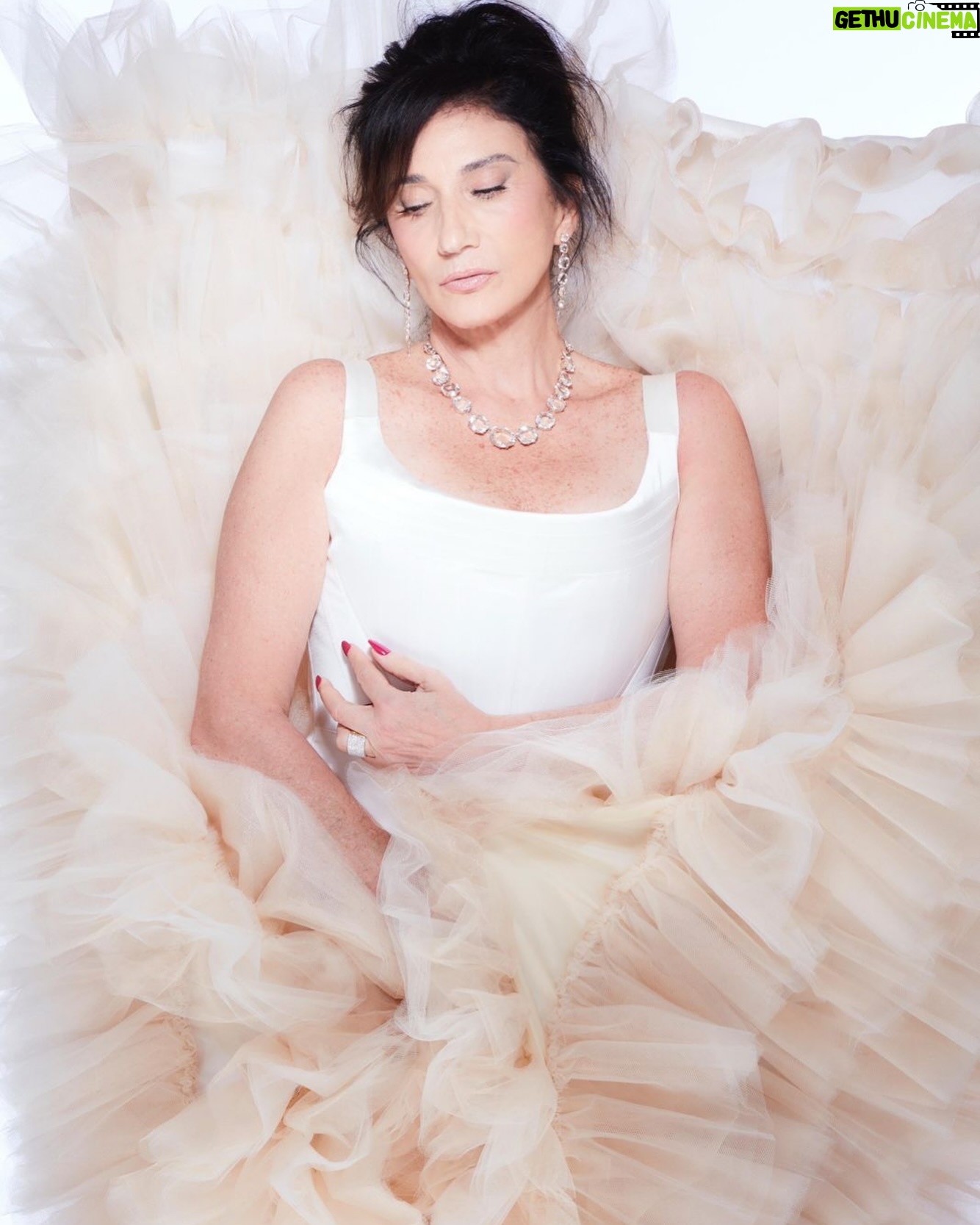 Zizi Possi - 2.5K Likes - Glamour é tudo!!!! Sinto falta no mundo atual…. Então mergulho fundo!!!! Beijos glamourosos people! 💋