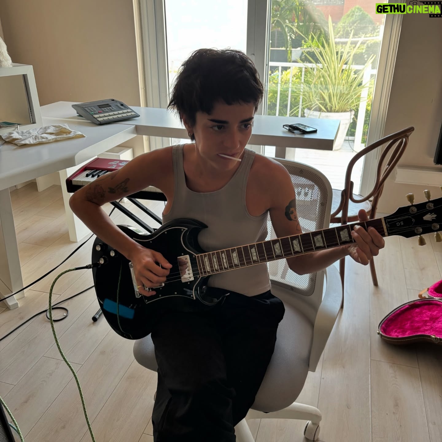 Zoe Gotusso - 32.8K Likes - Enero 2025
haciendo musica nueva y tocando Cursi en vivo, 💋