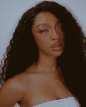 Zolee Griggs Instagram - Me for @flow_gohair by @exquisite_eye 🖤