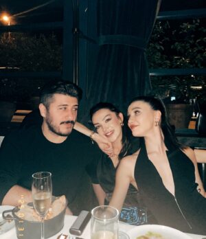 İlayda Aydın Instagram - Yeni yaş, yeni başlangıçlar, yeni umutlar… Hayallerime bir adım daha yaklaşırken yanımda olan insanlarla kendimi çok daha şanslı hissediyorum! 
Giden yaşımdan öğrendiklerimi bu yaşımda ileriye taşıma zamanı 🥹 
Bu yıl, en parlak halimle parlamaya devam edeceğim! 
Tabi bana her zaman inanan bana ışık tutan insanlarla 🌸
Yanımda olan,olamayan,kutlayan,arayan herkese çok teşekkür ederim sayenizde şuan olduğum kişiyim ♥️✨🎂