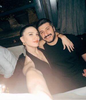 İlayda Aydın Instagram - Yeni yaş, yeni başlangıçlar, yeni umutlar… Hayallerime bir adım daha yaklaşırken yanımda olan insanlarla kendimi çok daha şanslı hissediyorum! 
Giden yaşımdan öğrendiklerimi bu yaşımda ileriye taşıma zamanı 🥹 
Bu yıl, en parlak halimle parlamaya devam edeceğim! 
Tabi bana her zaman inanan bana ışık tutan insanlarla 🌸
Yanımda olan,olamayan,kutlayan,arayan herkese çok teşekkür ederim sayenizde şuan olduğum kişiyim ♥️✨🎂