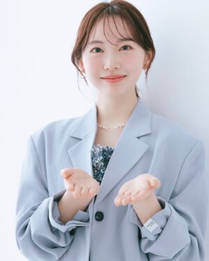 mako Instagram - 2024年は、、、
事務所が変わって新しいスタートを切ると共に
結婚、妊娠、引っ越し、、、という
自分の人生においてとても劇的な1年でした…🦢
よくこの変化についていけたな、よくやったよ！と
自分に言ってあげたいです🪴

（しかも可愛い可愛い推しとご飯に行けたし……）

とにかく沢山の事を経験して
宝物が増えた大切な年でした。
来年もいい一年になりますように。💐🎀