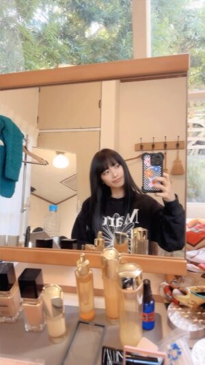miwa Instagram - 昨日までの自分と違いすぎて、戸惑った1日目😂
久しぶりの黒髪ロングぱっつん。
昨日までの髪型とのギャップに見慣れなくて不思議な気持ちでした。笑

guitarissimoのアルバムを聴いてると、デビュー当時を思い出すー♫

#miwa
#miwa15th 
#guitarissimo