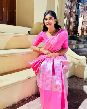 sathya sai krishnan Instagram - 🩷

saree @idhazh_creationsz 
jewellery @idhazh_creationsz 

#photoshoot  #styling  #photography #photooftheday #lavender  #likes #trending #trendingnow #trend #viral #likes #insta #instagood #instagram #instalike #insta #instafashion #reelsinstagram #reels #reelkarofeelkaro #reel #vijaytelevision #vijaytv #vijay  #arası #ps2 #pandianstores #saree #pinksaree #sareelove #sareelover #sareefashion