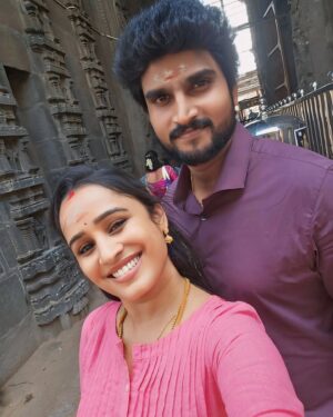 vj Santhiya Instagram - உனக்கு ஏதேனும் புரிந்தால்
 சொல்,,,முன்பின் அறியாத 
நம் இரு மனங்களுக்குள் 
என்ன நிகழ்கிறது என்று!!! -அவள்சந்தியா
@murali90m9 🥰🫂

#smilemore #spreadlove #Mrsmurali #avalsanthiya #anbeyshivam #thiruvannamalai #annamalaiyar #temple #marriagelife #love #gowiththeflow #happy #travel #native #tamilserial #Instagram #couple #liveurlife