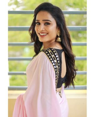vj Santhiya Instagram - அனைத்து சுதந்திரமும் 
 என்னிடமிருந்து பறித்தபோது 
இந்த சமுதாயம் 
எனக்கு கொடுத்த பெயர் 
"பெரிய மனுசி"!!!

 MUA💕 @born_to_make_u_up 
Click 📸 @dotstudioz 

#smile #spreadlove #livelife #soundsanthiya #santhiyavj #traditional #sareelove #photoshoot