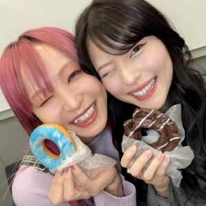 ASCA Instagram - ちょっとちょっと
LiSAしんとばったり会えたんですけどーー

かわいいドーナツと一緒に写真撮ろ、あげないけどって言ってたのに最後はくれました。やかましいから(私が)会うのもうしらばらく大丈夫って今日も言われました。ツンデレーー♡すきーー♡
会えたことがご褒美でした🍩