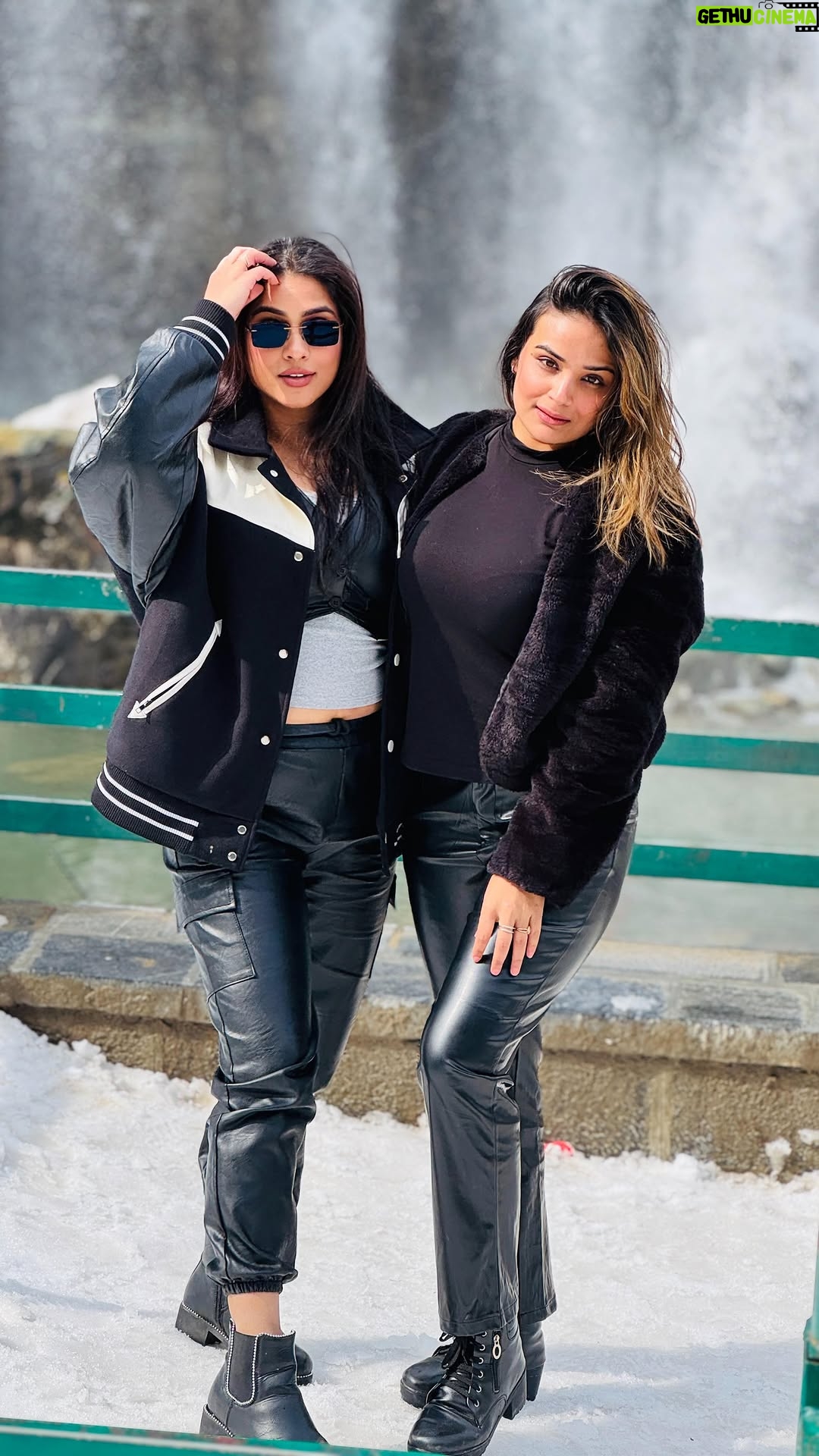 Aadita Jain - 388 Likes - Mera pasandida sofa 😘
.
.
.
.
.
#bestfriend #travelwithbestfriend #worldtravelpics #india #kashmir
