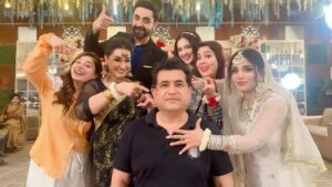 Aamna Malick Instagram - کیا ہم سب آرٹسٹ ساتھی  مل کر اس بے رنگ نام کی سیریل میں 

اپنی اپنی صلاحیتوں کا رنگ بھرنے میں کامیاب ہو سکے👍آپ بتایئے ؟؟؟ @shaziagoharofficial  @aslamirfan1002018  @tufail2828