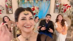 Aamna Malick Instagram - کیا ہم سب آرٹسٹ ساتھی  مل کر اس بے رنگ نام کی سیریل میں 

اپنی اپنی صلاحیتوں کا رنگ بھرنے میں کامیاب ہو سکے👍آپ بتایئے ؟؟؟ @shaziagoharofficial  @aslamirfan1002018  @tufail2828
