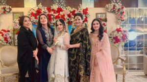 Aamna Malick Instagram - کیا ہم سب آرٹسٹ ساتھی  مل کر اس بے رنگ نام کی سیریل میں 

اپنی اپنی صلاحیتوں کا رنگ بھرنے میں کامیاب ہو سکے👍آپ بتایئے ؟؟؟ @shaziagoharofficial  @aslamirfan1002018  @tufail2828