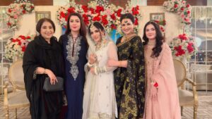 Aamna Malick Instagram - کیا ہم سب آرٹسٹ ساتھی  مل کر اس بے رنگ نام کی سیریل میں 

اپنی اپنی صلاحیتوں کا رنگ بھرنے میں کامیاب ہو سکے👍آپ بتایئے ؟؟؟ @shaziagoharofficial  @aslamirfan1002018  @tufail2828
