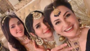 Aamna Malick Instagram - کیا ہم سب آرٹسٹ ساتھی  مل کر اس بے رنگ نام کی سیریل میں 

اپنی اپنی صلاحیتوں کا رنگ بھرنے میں کامیاب ہو سکے👍آپ بتایئے ؟؟؟ @shaziagoharofficial  @aslamirfan1002018  @tufail2828