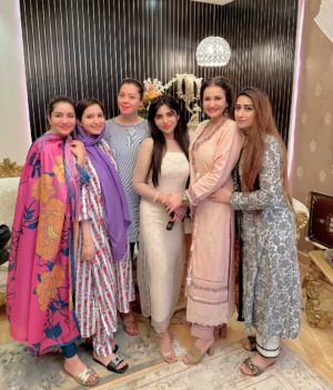Aamna Malick Instagram - We had an absolutely amazing time on the ChandRaat thank you @sabafaisal.official appo Your hospitality and The laughter, smiles, and the spirit of togetherness made it a truly magical time 😘🫶🏻