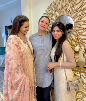 Aamna Malick Instagram - We had an absolutely amazing time on the ChandRaat thank you @sabafaisal.official appo Your hospitality and The laughter, smiles, and the spirit of togetherness made it a truly magical time 😘🫶🏻