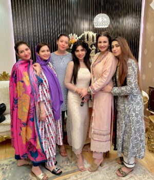 Aamna Malick Instagram - We had an absolutely amazing time on the ChandRaat thank you @sabafaisal.official appo Your hospitality and The laughter, smiles, and the spirit of togetherness made it a truly magical time 😘🫶🏻
