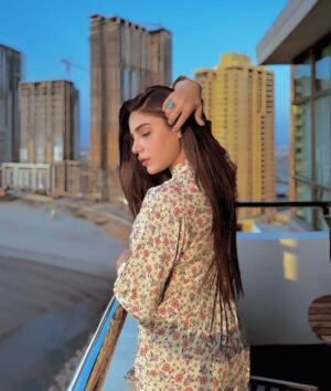 Aamna Malick Instagram - ہم میں ہے دلِ بے تاب نہاں 
یا آپ دلِ بے تاب ہیں ہم ♥️

Wearing @cherrychicpk