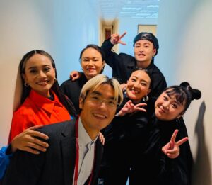 Abao Instagram - 🌏 “Honored to be part of the opening special performance at RightsCon!” 🎶Bringing Taiwan’s Indigenous music to the global stage.

很榮幸與 那屋瓦團隊 受邀擔任 #RightsCon 開幕特別演出！這場來自全球 100 多個國家的盛會，不只是科技與人權的對話，更是一個讓多元文化被看見的平台。

感謝這個舞台，讓我們能夠分享台灣原住民的創作，希望今天的演出讓大家感受到音樂與文化的力量！感謝邀請 Masalu.

♪─ABAO X Team Nanguaq ─♪

MC : R.Fu @r.fu_cer 
BV：Nanguaq Girls 那屋瓦少女隊
FOH：劉詩偉 @treemen68 
Stylist：Joey Lin  @chihchianglin 
Makeup：Wind Feng (ABAO) @wind.feng 
Artiste Assistant : 謝翱 @ao__hsieh 

#Rightscon25 #Taipei  @rightscon