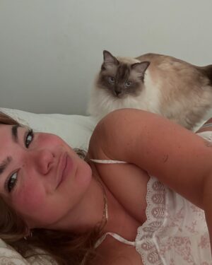 Abbey Hoes Instagram - Een groot deel van mijn leven is deze gekke kater. Holy. Mijn holy moly liefdes kat. Chonkie kong. Chonkster. Mijn dikke knuffel fluf. Ja; ik kom ervoor uit oke? Ik ben een gek katten vrouwtje en eindig waarschijnlijk met 50 katten ergens op een  afgelegen boerderij.