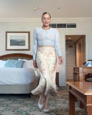 Abbie Cornish Instagram - Just finished shooting ~ on my way to work on @lovecerverejewelry 🤍