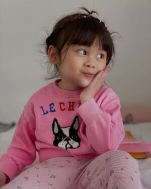 Acha Septriasa Instagram - Pada 22 December ini, ingin ku panjatkan Syukur kepada Allah atas segala Hal yang Allah berikan .. kesempatan untuk merasakan betapa berharga nya melewati perjalanan menjadi seorang Ibu.. 

8 tahun yang lalu ketika masih mengandung, semua terasa baik2 dan Kuat, tidak se bulan pun aku rasa kan mual atau pun sakit saat mengandung mu Brie, bahkan Mommie naik turun Bus , jalan kesana kemari, belanja supermarket jalan kaki sambil membawa 14 kilo belanjaan kanan dan kiri.. sampe gak bisa buka Pintu gerbang Apartment , dahulu … saat kau belum terlahir ke dunia, Mommie belum tau rasanya ada Seorang anak yang dpt menjadi belahan hati Mommie, yang cinta nya begitu besar, kepada Ku.. sehingga apapun yang ku lakukan membuat nya Berbahagia, sekecil saat ku memandikan nya setiap hari atau menyuapi nya masakan yang baru ku pelajari… 

Anak ku kau sangat pengertian dan penuh keceriaan.. saat perasaan sedang tidak menentu pun Jemari mu merenggut aku dan mengatakan, Mommie … i love you, semua Hal dlm hidup terasa kembali Tenang dan Serba cukup juga Terkendali… 

Aku ingin mengucapakan kepada Ibu dan Calon Ibu yang masih menunggu kedatangan putra putri untuk nya… semoga segala hal yang kita usahakan dlm titipan kita ini, senantiasa menjadi Rahmat nya menjalani kehidupan Dunia yg penuh dengan Pilihan.. untuk semua waktu yang telah terlewati… Brie…. mommie akan selalu ada untuk Mu… jgn pernah putus Harapan… Harapan ada dimana dan kapan saja… sayangi diri mu… capai lah cita2 dan keinginan mu.. dengan Cinta ❤️ cinta yang tulus akan membahagiakan mu.. Love you