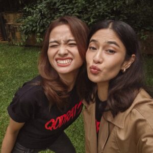 Acha Septriasa Instagram - Cw ini.. crush aku.. dr SMP.. 
bintang jatuh, pasir berbisik, Cinta, Kartini, sampai JengYah 
Dan Eksekutive produser Qodrat 2 @qodrat2.movie film ke 6 yang di produseri oleh @therealdisastr langsung, She is an icon 🌹🤗 She still  and will always be