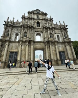 Ada Pan Instagram - 這次的員工旅遊選在「澳門」，因為我自己超愛這座城市！如果你還沒去過，我真心推薦一定要來一次，這裡不只是賭場，而是個充滿衝突美感的地方——中西文化交融、老城與新區並存，還有超多讓人驚喜的體驗！

舊城區的復古氛圍超適合拍照打卡！漫步在大三巴牌坊、戀愛巷、議事亭前地，彩色葡式建築配上石板街道，怎麼拍都好看。隨手來杯港式奶茶、配上剛出爐的安德魯蛋塔，完全是澳門 slow life 的最佳體現。

但如果你喜歡刺激、奢華、現代感，澳門的新城區也絕對不會讓你失望！超浮誇的飯店像威尼斯人、巴黎人、倫敦人、永利皇宮，光是建築本身就值得逛上一整天。逛街、看表演、搭空中纜車、甚至試試運氣小玩一下，一切都讓人眼花撩亂。而且澳門的美食真的不是開玩笑的，除了經典的豬扒包、港式點心、雲吞撈麵，還有各種米其林推薦的餐廳，吃到停不下來！

澳門最酷的地方，就是這種「新舊交錯」的魅力。你可以早上穿梭復古街巷、下午豪華血拚、晚上看國際級演出，甚至來場夜生活體驗，每一刻都有新鮮感！這座城市雖然不大，但每次來都能玩出不同的感覺，完全值得一去再去！

趁年輕，來場說走就走的澳門旅行吧！ 🎡✨