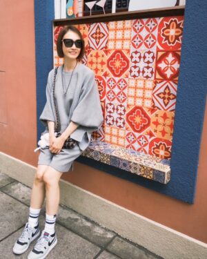 Ada Pan Instagram - 這次的員工旅遊選在「澳門」，因為我自己超愛這座城市！如果你還沒去過，我真心推薦一定要來一次，這裡不只是賭場，而是個充滿衝突美感的地方——中西文化交融、老城與新區並存，還有超多讓人驚喜的體驗！

舊城區的復古氛圍超適合拍照打卡！漫步在大三巴牌坊、戀愛巷、議事亭前地，彩色葡式建築配上石板街道，怎麼拍都好看。隨手來杯港式奶茶、配上剛出爐的安德魯蛋塔，完全是澳門 slow life 的最佳體現。

但如果你喜歡刺激、奢華、現代感，澳門的新城區也絕對不會讓你失望！超浮誇的飯店像威尼斯人、巴黎人、倫敦人、永利皇宮，光是建築本身就值得逛上一整天。逛街、看表演、搭空中纜車、甚至試試運氣小玩一下，一切都讓人眼花撩亂。而且澳門的美食真的不是開玩笑的，除了經典的豬扒包、港式點心、雲吞撈麵，還有各種米其林推薦的餐廳，吃到停不下來！

澳門最酷的地方，就是這種「新舊交錯」的魅力。你可以早上穿梭復古街巷、下午豪華血拚、晚上看國際級演出，甚至來場夜生活體驗，每一刻都有新鮮感！這座城市雖然不大，但每次來都能玩出不同的感覺，完全值得一去再去！

趁年輕，來場說走就走的澳門旅行吧！ 🎡✨