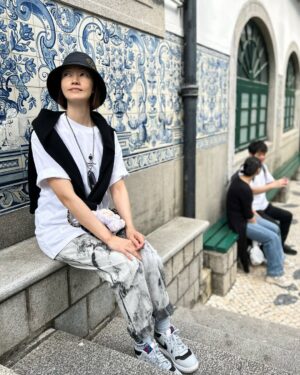 Ada Pan Instagram - 這次的員工旅遊選在「澳門」，因為我自己超愛這座城市！如果你還沒去過，我真心推薦一定要來一次，這裡不只是賭場，而是個充滿衝突美感的地方——中西文化交融、老城與新區並存，還有超多讓人驚喜的體驗！

舊城區的復古氛圍超適合拍照打卡！漫步在大三巴牌坊、戀愛巷、議事亭前地，彩色葡式建築配上石板街道，怎麼拍都好看。隨手來杯港式奶茶、配上剛出爐的安德魯蛋塔，完全是澳門 slow life 的最佳體現。

但如果你喜歡刺激、奢華、現代感，澳門的新城區也絕對不會讓你失望！超浮誇的飯店像威尼斯人、巴黎人、倫敦人、永利皇宮，光是建築本身就值得逛上一整天。逛街、看表演、搭空中纜車、甚至試試運氣小玩一下，一切都讓人眼花撩亂。而且澳門的美食真的不是開玩笑的，除了經典的豬扒包、港式點心、雲吞撈麵，還有各種米其林推薦的餐廳，吃到停不下來！

澳門最酷的地方，就是這種「新舊交錯」的魅力。你可以早上穿梭復古街巷、下午豪華血拚、晚上看國際級演出，甚至來場夜生活體驗，每一刻都有新鮮感！這座城市雖然不大，但每次來都能玩出不同的感覺，完全值得一去再去！

趁年輕，來場說走就走的澳門旅行吧！ 🎡✨