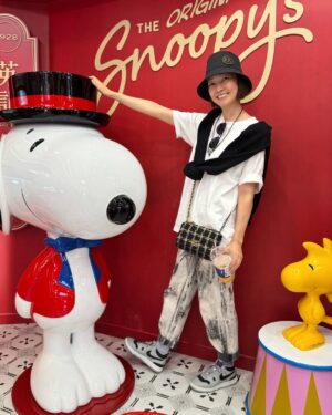 Ada Pan Instagram - 這次的員工旅遊選在「澳門」，因為我自己超愛這座城市！如果你還沒去過，我真心推薦一定要來一次，這裡不只是賭場，而是個充滿衝突美感的地方——中西文化交融、老城與新區並存，還有超多讓人驚喜的體驗！

舊城區的復古氛圍超適合拍照打卡！漫步在大三巴牌坊、戀愛巷、議事亭前地，彩色葡式建築配上石板街道，怎麼拍都好看。隨手來杯港式奶茶、配上剛出爐的安德魯蛋塔，完全是澳門 slow life 的最佳體現。

但如果你喜歡刺激、奢華、現代感，澳門的新城區也絕對不會讓你失望！超浮誇的飯店像威尼斯人、巴黎人、倫敦人、永利皇宮，光是建築本身就值得逛上一整天。逛街、看表演、搭空中纜車、甚至試試運氣小玩一下，一切都讓人眼花撩亂。而且澳門的美食真的不是開玩笑的，除了經典的豬扒包、港式點心、雲吞撈麵，還有各種米其林推薦的餐廳，吃到停不下來！

澳門最酷的地方，就是這種「新舊交錯」的魅力。你可以早上穿梭復古街巷、下午豪華血拚、晚上看國際級演出，甚至來場夜生活體驗，每一刻都有新鮮感！這座城市雖然不大，但每次來都能玩出不同的感覺，完全值得一去再去！

趁年輕，來場說走就走的澳門旅行吧！ 🎡✨