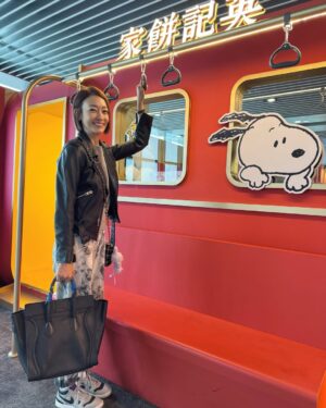 Ada Pan Instagram - 這次的員工旅遊選在「澳門」，因為我自己超愛這座城市！如果你還沒去過，我真心推薦一定要來一次，這裡不只是賭場，而是個充滿衝突美感的地方——中西文化交融、老城與新區並存，還有超多讓人驚喜的體驗！

舊城區的復古氛圍超適合拍照打卡！漫步在大三巴牌坊、戀愛巷、議事亭前地，彩色葡式建築配上石板街道，怎麼拍都好看。隨手來杯港式奶茶、配上剛出爐的安德魯蛋塔，完全是澳門 slow life 的最佳體現。

但如果你喜歡刺激、奢華、現代感，澳門的新城區也絕對不會讓你失望！超浮誇的飯店像威尼斯人、巴黎人、倫敦人、永利皇宮，光是建築本身就值得逛上一整天。逛街、看表演、搭空中纜車、甚至試試運氣小玩一下，一切都讓人眼花撩亂。而且澳門的美食真的不是開玩笑的，除了經典的豬扒包、港式點心、雲吞撈麵，還有各種米其林推薦的餐廳，吃到停不下來！

澳門最酷的地方，就是這種「新舊交錯」的魅力。你可以早上穿梭復古街巷、下午豪華血拚、晚上看國際級演出，甚至來場夜生活體驗，每一刻都有新鮮感！這座城市雖然不大，但每次來都能玩出不同的感覺，完全值得一去再去！

趁年輕，來場說走就走的澳門旅行吧！ 🎡✨