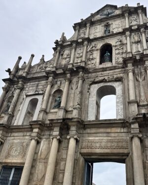 Ada Pan Instagram - 這次的員工旅遊選在「澳門」，因為我自己超愛這座城市！如果你還沒去過，我真心推薦一定要來一次，這裡不只是賭場，而是個充滿衝突美感的地方——中西文化交融、老城與新區並存，還有超多讓人驚喜的體驗！

舊城區的復古氛圍超適合拍照打卡！漫步在大三巴牌坊、戀愛巷、議事亭前地，彩色葡式建築配上石板街道，怎麼拍都好看。隨手來杯港式奶茶、配上剛出爐的安德魯蛋塔，完全是澳門 slow life 的最佳體現。

但如果你喜歡刺激、奢華、現代感，澳門的新城區也絕對不會讓你失望！超浮誇的飯店像威尼斯人、巴黎人、倫敦人、永利皇宮，光是建築本身就值得逛上一整天。逛街、看表演、搭空中纜車、甚至試試運氣小玩一下，一切都讓人眼花撩亂。而且澳門的美食真的不是開玩笑的，除了經典的豬扒包、港式點心、雲吞撈麵，還有各種米其林推薦的餐廳，吃到停不下來！

澳門最酷的地方，就是這種「新舊交錯」的魅力。你可以早上穿梭復古街巷、下午豪華血拚、晚上看國際級演出，甚至來場夜生活體驗，每一刻都有新鮮感！這座城市雖然不大，但每次來都能玩出不同的感覺，完全值得一去再去！

趁年輕，來場說走就走的澳門旅行吧！ 🎡✨