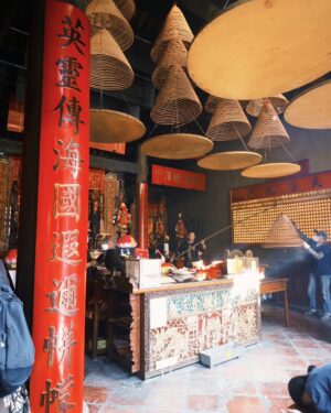 Ada Pan Instagram - 這次的員工旅遊選在「澳門」，因為我自己超愛這座城市！如果你還沒去過，我真心推薦一定要來一次，這裡不只是賭場，而是個充滿衝突美感的地方——中西文化交融、老城與新區並存，還有超多讓人驚喜的體驗！

舊城區的復古氛圍超適合拍照打卡！漫步在大三巴牌坊、戀愛巷、議事亭前地，彩色葡式建築配上石板街道，怎麼拍都好看。隨手來杯港式奶茶、配上剛出爐的安德魯蛋塔，完全是澳門 slow life 的最佳體現。

但如果你喜歡刺激、奢華、現代感，澳門的新城區也絕對不會讓你失望！超浮誇的飯店像威尼斯人、巴黎人、倫敦人、永利皇宮，光是建築本身就值得逛上一整天。逛街、看表演、搭空中纜車、甚至試試運氣小玩一下，一切都讓人眼花撩亂。而且澳門的美食真的不是開玩笑的，除了經典的豬扒包、港式點心、雲吞撈麵，還有各種米其林推薦的餐廳，吃到停不下來！

澳門最酷的地方，就是這種「新舊交錯」的魅力。你可以早上穿梭復古街巷、下午豪華血拚、晚上看國際級演出，甚至來場夜生活體驗，每一刻都有新鮮感！這座城市雖然不大，但每次來都能玩出不同的感覺，完全值得一去再去！

趁年輕，來場說走就走的澳門旅行吧！ 🎡✨