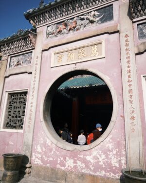Ada Pan Instagram - 這次的員工旅遊選在「澳門」，因為我自己超愛這座城市！如果你還沒去過，我真心推薦一定要來一次，這裡不只是賭場，而是個充滿衝突美感的地方——中西文化交融、老城與新區並存，還有超多讓人驚喜的體驗！

舊城區的復古氛圍超適合拍照打卡！漫步在大三巴牌坊、戀愛巷、議事亭前地，彩色葡式建築配上石板街道，怎麼拍都好看。隨手來杯港式奶茶、配上剛出爐的安德魯蛋塔，完全是澳門 slow life 的最佳體現。

但如果你喜歡刺激、奢華、現代感，澳門的新城區也絕對不會讓你失望！超浮誇的飯店像威尼斯人、巴黎人、倫敦人、永利皇宮，光是建築本身就值得逛上一整天。逛街、看表演、搭空中纜車、甚至試試運氣小玩一下，一切都讓人眼花撩亂。而且澳門的美食真的不是開玩笑的，除了經典的豬扒包、港式點心、雲吞撈麵，還有各種米其林推薦的餐廳，吃到停不下來！

澳門最酷的地方，就是這種「新舊交錯」的魅力。你可以早上穿梭復古街巷、下午豪華血拚、晚上看國際級演出，甚至來場夜生活體驗，每一刻都有新鮮感！這座城市雖然不大，但每次來都能玩出不同的感覺，完全值得一去再去！

趁年輕，來場說走就走的澳門旅行吧！ 🎡✨