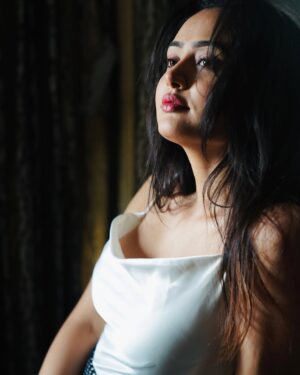 Aditi Rawat Instagram - Timeless beauty with a modern twist.🖤
📸- @siddharthamportraits 
.
.
#picturs #aditirawat #ɴᴇᴡᴘᴏsᴛ #blackandwhite #photoshoot #ınstalook #lookbook #fashionstyle #pi̇coftheday #picturstagram #sassyhomestyle #feelsandcapture