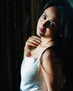 Aditi Rawat Instagram - Timeless beauty with a modern twist.🖤
📸- @siddharthamportraits 
.
.
#picturs #aditirawat #ɴᴇᴡᴘᴏsᴛ #blackandwhite #photoshoot #ınstalook #lookbook #fashionstyle #pi̇coftheday #picturstagram #sassyhomestyle #feelsandcapture