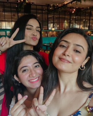 Aditi Rawat Instagram - Happy moments ❤️🌸
With @alisha1alam @official_sangeetaodwani 🤗
.
.

#ne̶wpost #newpicturs #picturesoftheday #lookbook #aditirawat #galentinesday #14february