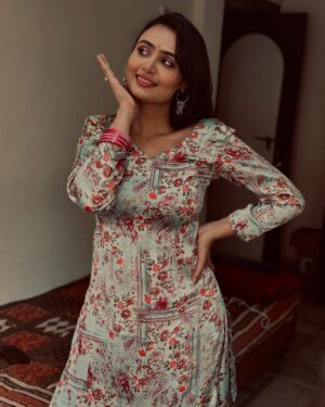 Aditi Rawat Instagram - Sohni kudi 💁🏻‍♀️
#ɴᴇᴡᴘᴏsᴛ #photostyle #aditirawat #pictursoftheday #sohnikudi #desistyle #silkkurti