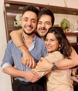Aditi Sharma Instagram - Catching up with my Katha gang is always so memorable. You guys are so wonderful💐🥳🥳🥳 . looking forward to our next catchup soon again ❤️
@manikkamehrotra  you were really missed sweetie 🤗😘😘
special thanks to @samar_vermani n @ravinapalit 💖 the cake was yum 😻😘
@adnan_a_khan🤗💖 @bidisha_ghosh_sharma 😻@i_am_priyamvada 🤗 @mountainhead1  director saab 🤗🤗🙏 @sheendass (thank God u came back from singapore 🤪)
कल रात बहुत ही मज़ेदार थी😻 🥳
🧿
