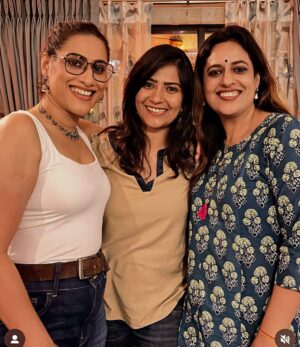 Aditi Sharma Instagram - Catching up with my Katha gang is always so memorable. You guys are so wonderful💐🥳🥳🥳 . looking forward to our next catchup soon again ❤️
@manikkamehrotra  you were really missed sweetie 🤗😘😘
special thanks to @samar_vermani n @ravinapalit 💖 the cake was yum 😻😘
@adnan_a_khan🤗💖 @bidisha_ghosh_sharma 😻@i_am_priyamvada 🤗 @mountainhead1  director saab 🤗🤗🙏 @sheendass (thank God u came back from singapore 🤪)
कल रात बहुत ही मज़ेदार थी😻 🥳
🧿